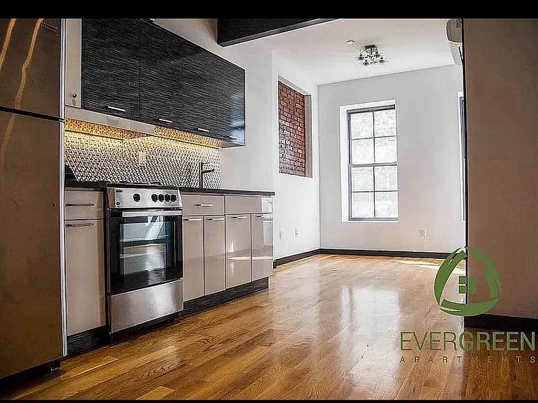 957 Kent Ave #3B — Photo 1