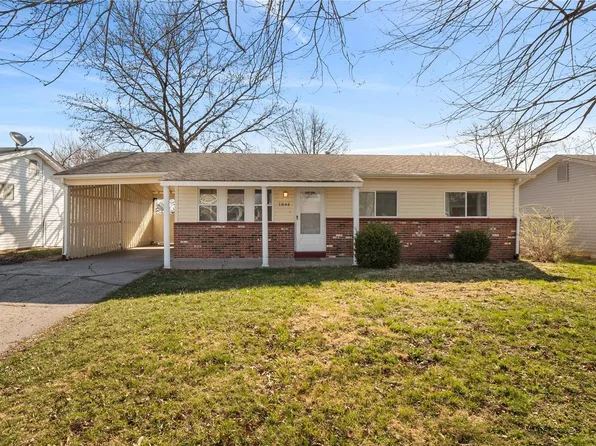 1844 McKelvey Rd, Maryland Heights, MO 63043