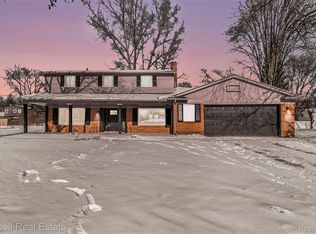 30152 W Eleven Mile Rd, Farmington Hills, MI 48336