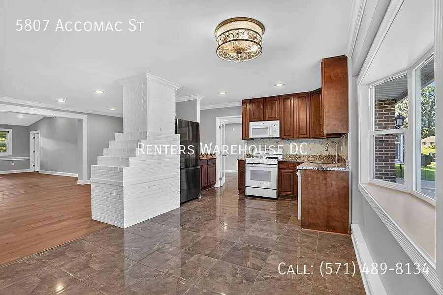 Spacious 5BR Single-Family Home in Springfield with Fenced Yard and Flexible Living Space — Photo 3