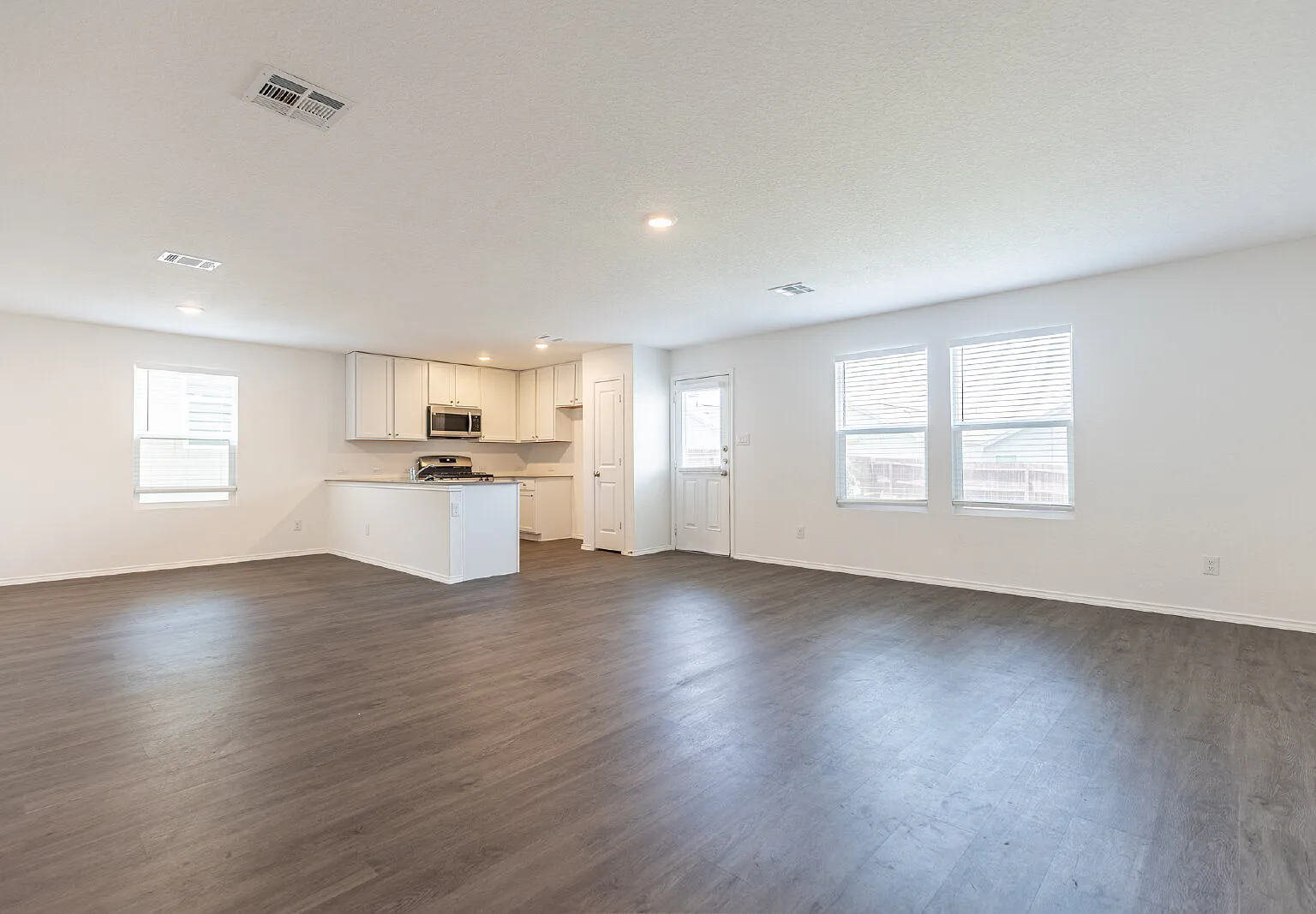 4 bed, 2.5 bath, 1900 sqft, $2,195 — Photo 4