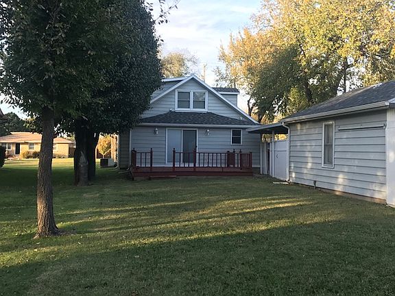 Nice back yard w/deck