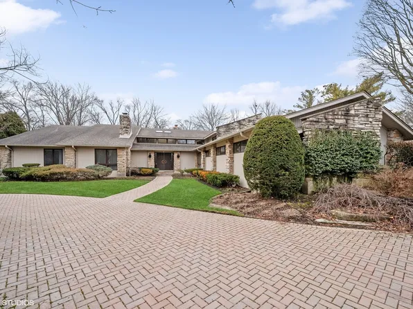 2350 Dorina Dr, Northfield, IL 60093