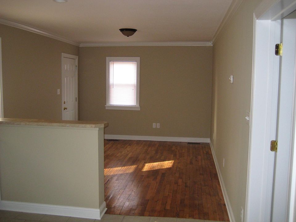 2nd image of 928 Elm St APT 4