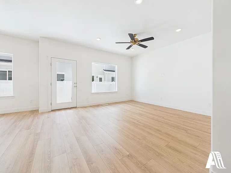 453 E 650 N — Photo 21