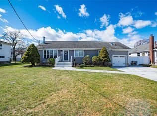 111 W Lake Dr, Lindenhurst, NY 11757