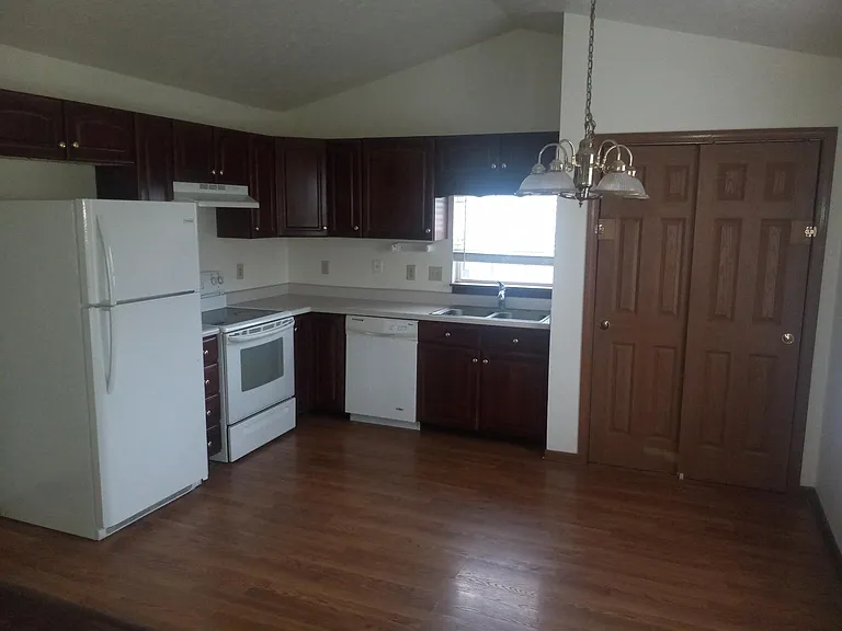 4075 Fair Oaks Dr — Photo 2