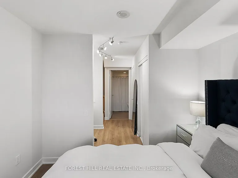 775 King St W #425 — Photo 14