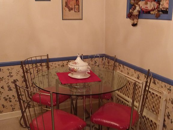 Kitchen Sitting Area.