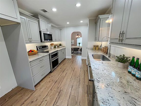 5th image of 516 Laurel Oak Dr