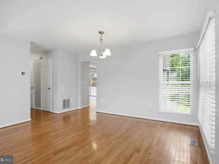 423 Foxridge Dr SW — Photo 10