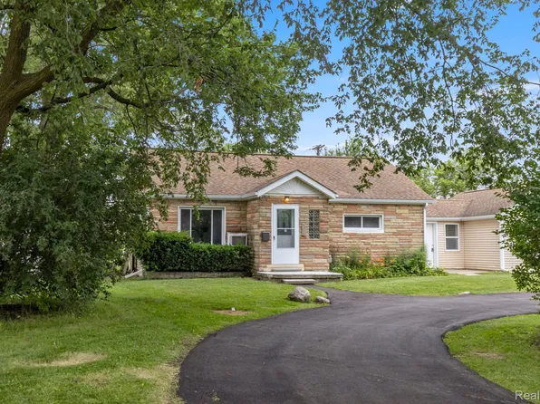 5658 Cardwell St, Garden City, MI 48135