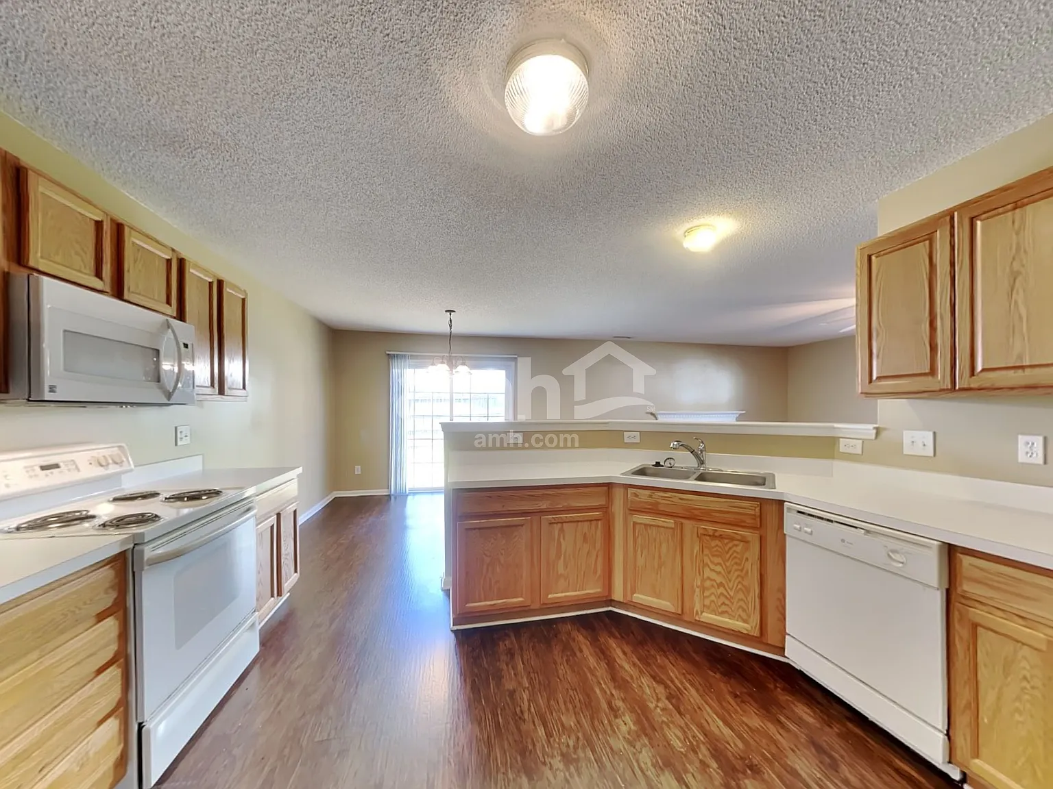 3 bed, 2.5 bath, 1726 sqft, $2,055 — Photo 3