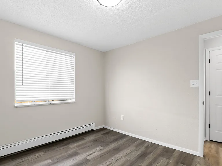 Royal Chateau Apartments — Photo 14