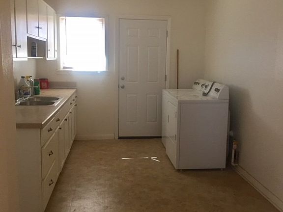 Kitchen w/ washer/dryer 