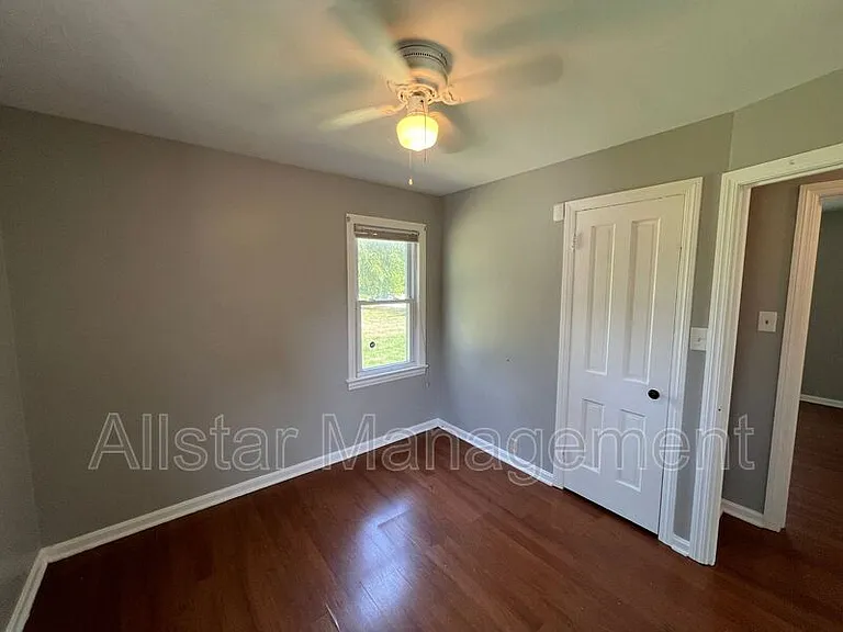 1480 E 196th St — Photo 11