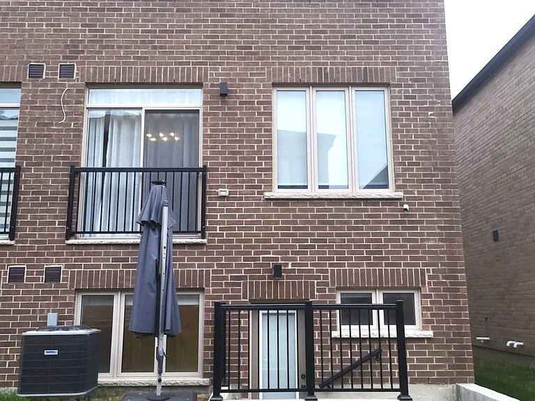 56 Singhampton Rd — Photo 8