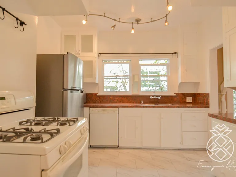 441 N Orange Grove Ave #1/2 — Photo 18