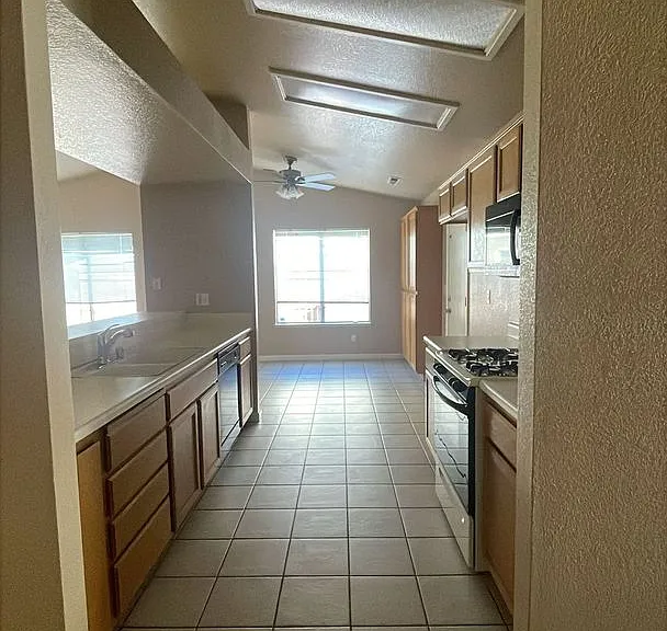 1960 Harbor Town Dr — Photo 5