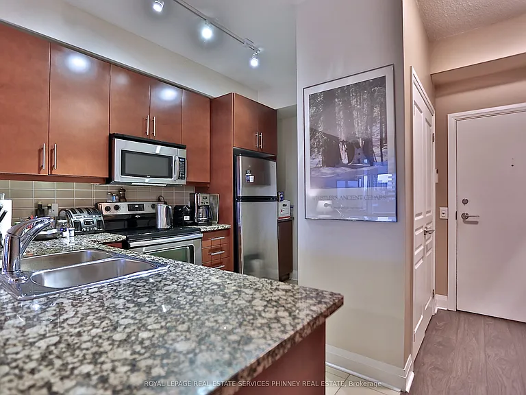 1 Hurontario St #514 — Photo 8