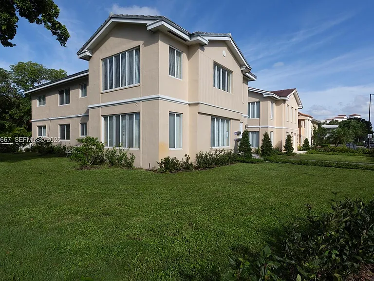2890 Le Jeune Rd #2890 — Photo 14