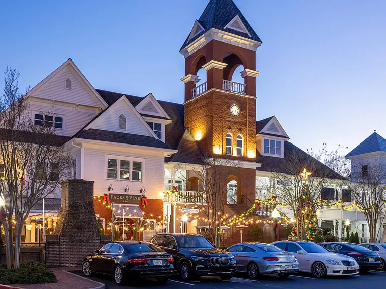 Vinings Jubilee features shopping and restaurants. Just a short walk from Vinings View!