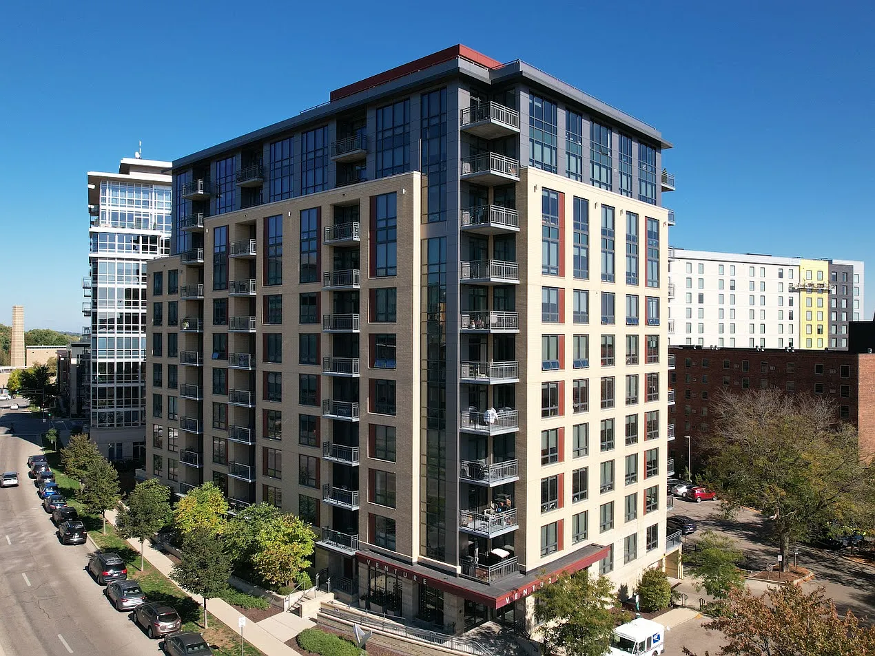 Venture Luxury High Rise — Photo 1