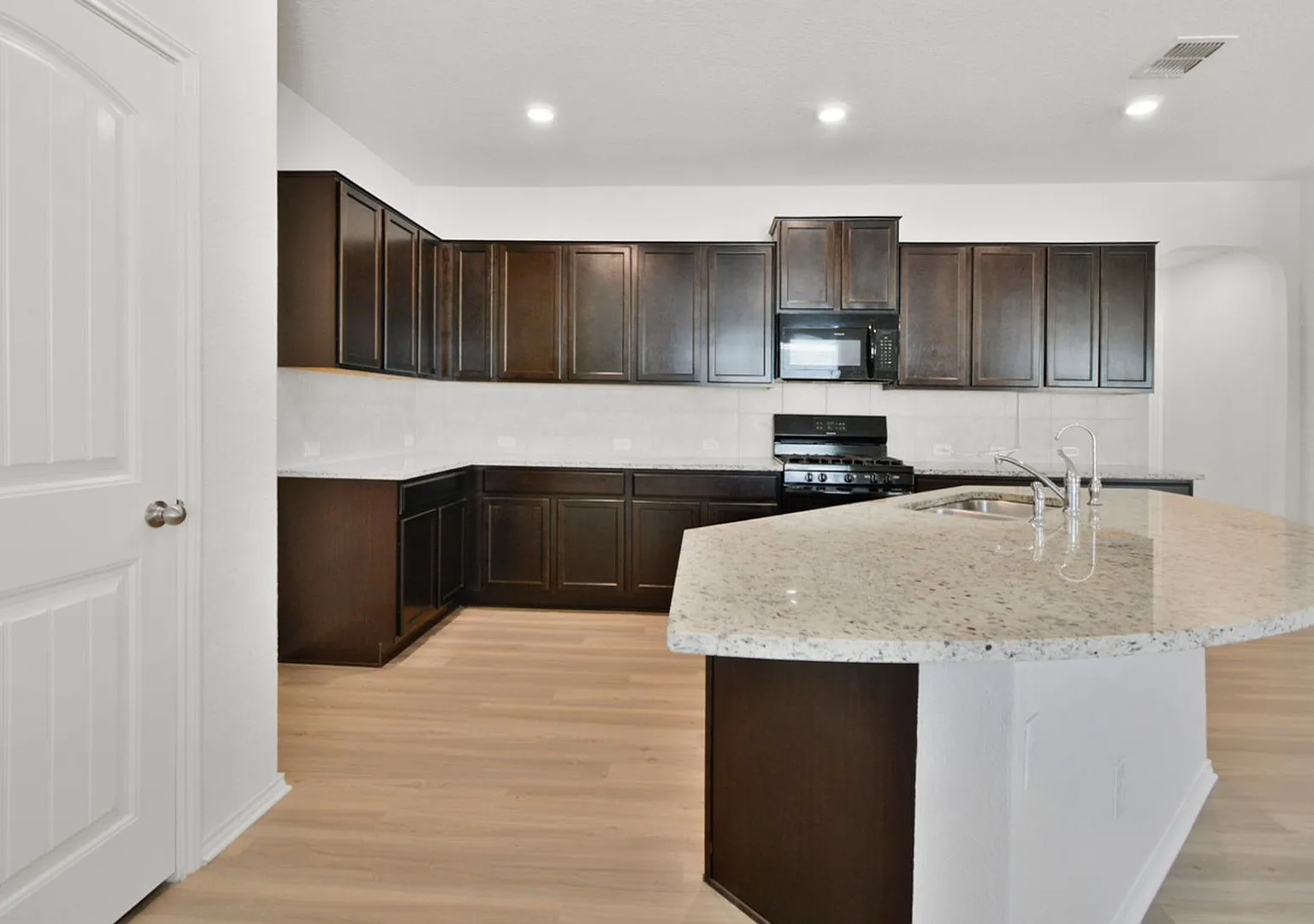 Beautiful 4-Bedroom Corner Lot Home with Open Floor Plan in Bulverde — Photo 4