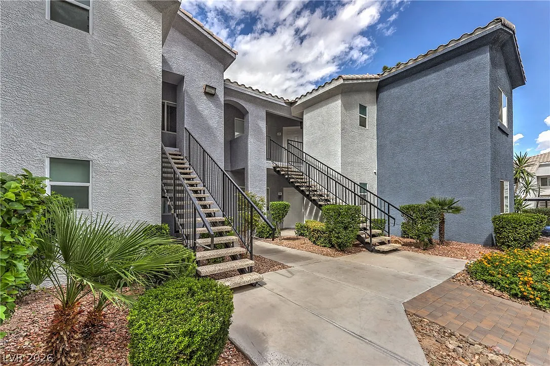 3 bed, 2.0 bath, 1302 sqft, $1,650 — Photo 2