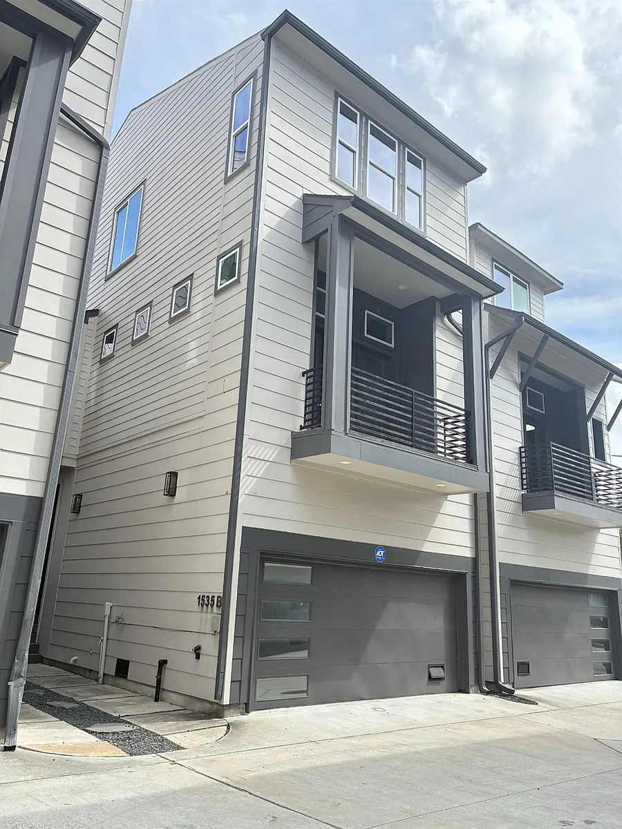 Building Photo - 1535 W 24th St #B