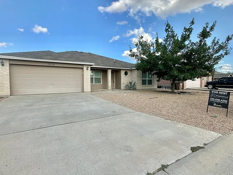 1206 Elmo Ln — Photo 3