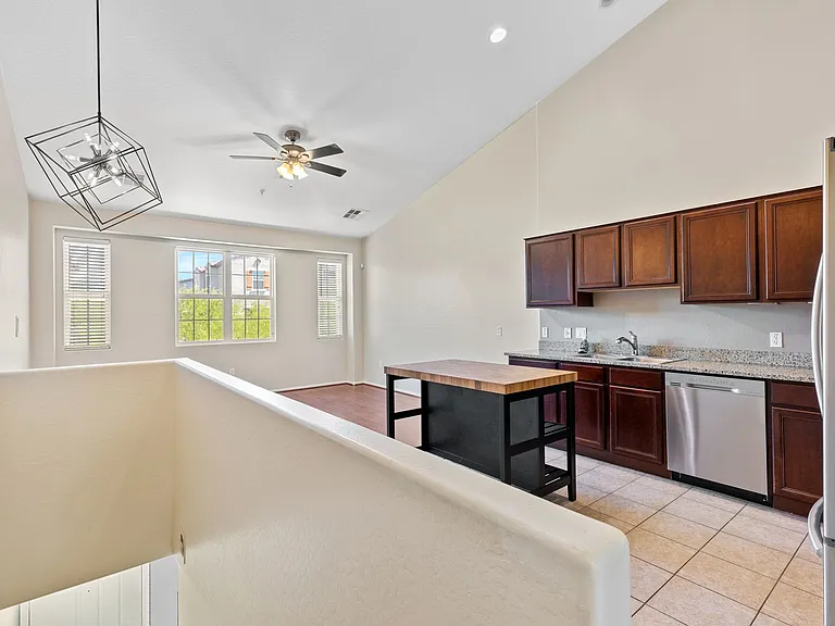 2256 E Huntington Dr — Photo 8