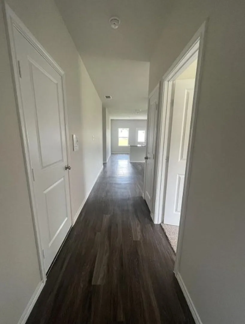 Elegant 4-bed/2-bath! — Photo 2