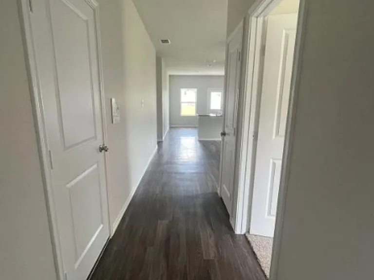 110 S Rainbow Dr — Photo 2