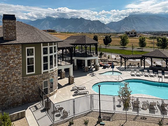 Clubhouse - Pool Mountain View