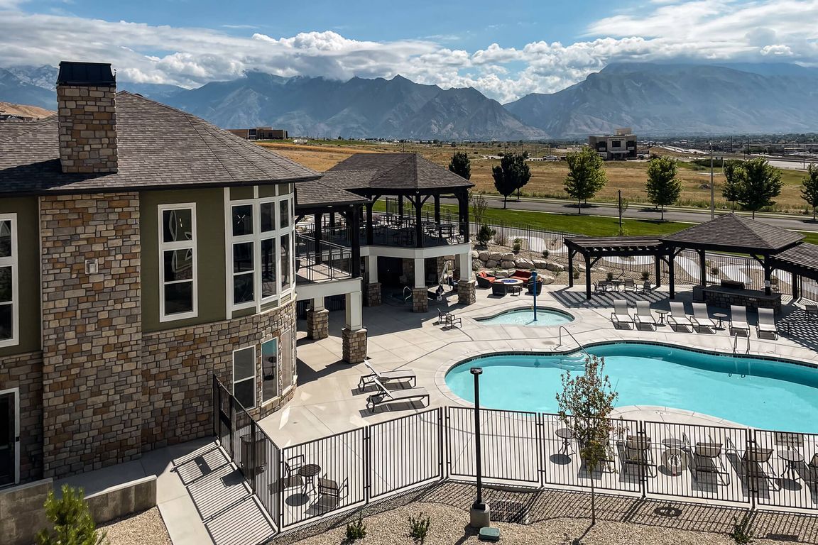 Clubhouse - Pool Mountain View