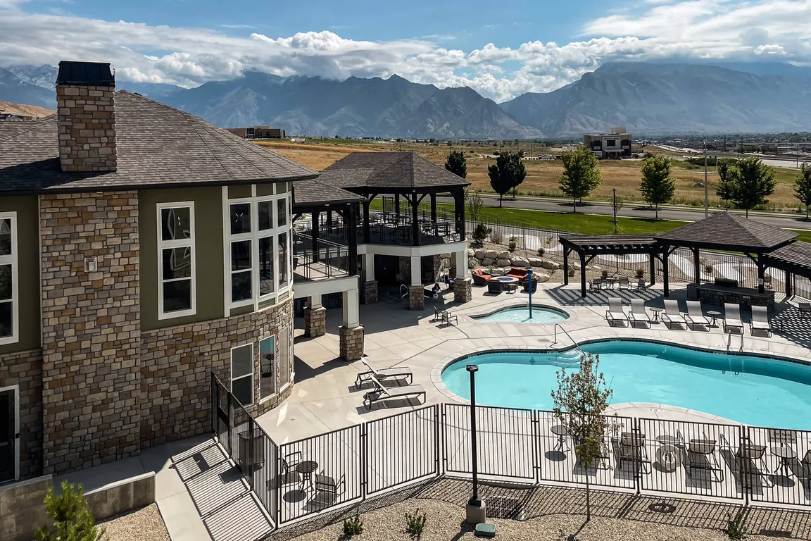 Clubhouse - Pool Mountain View