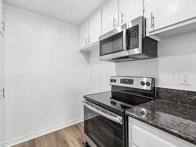 Woodbriar Apartments — Photo 36