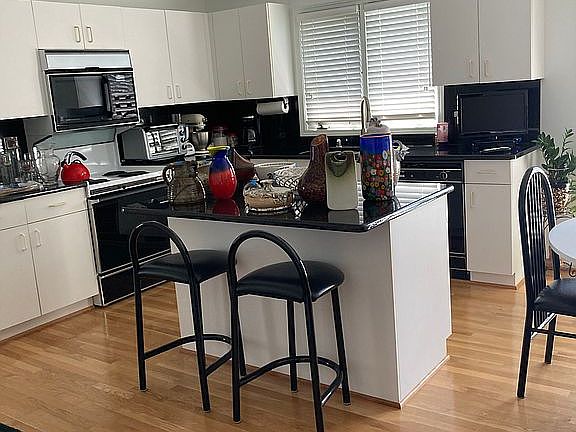 4th image of 37749 Avon Ln