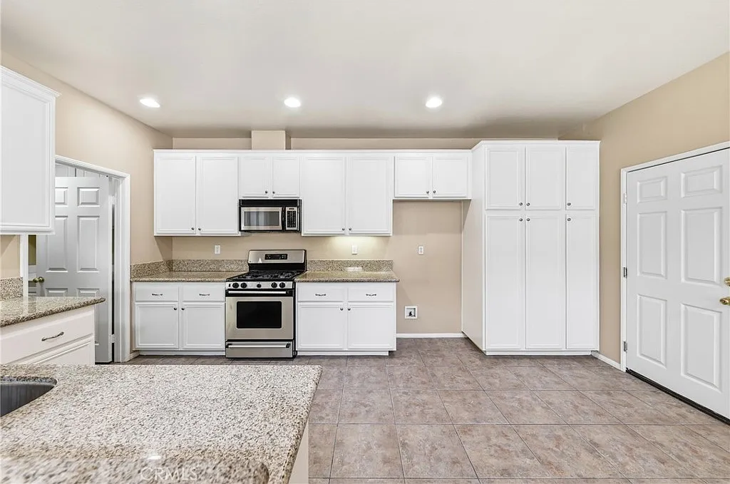 3 bed, 2.5 bath, 1982 sqft, $4,500 — Photo 4