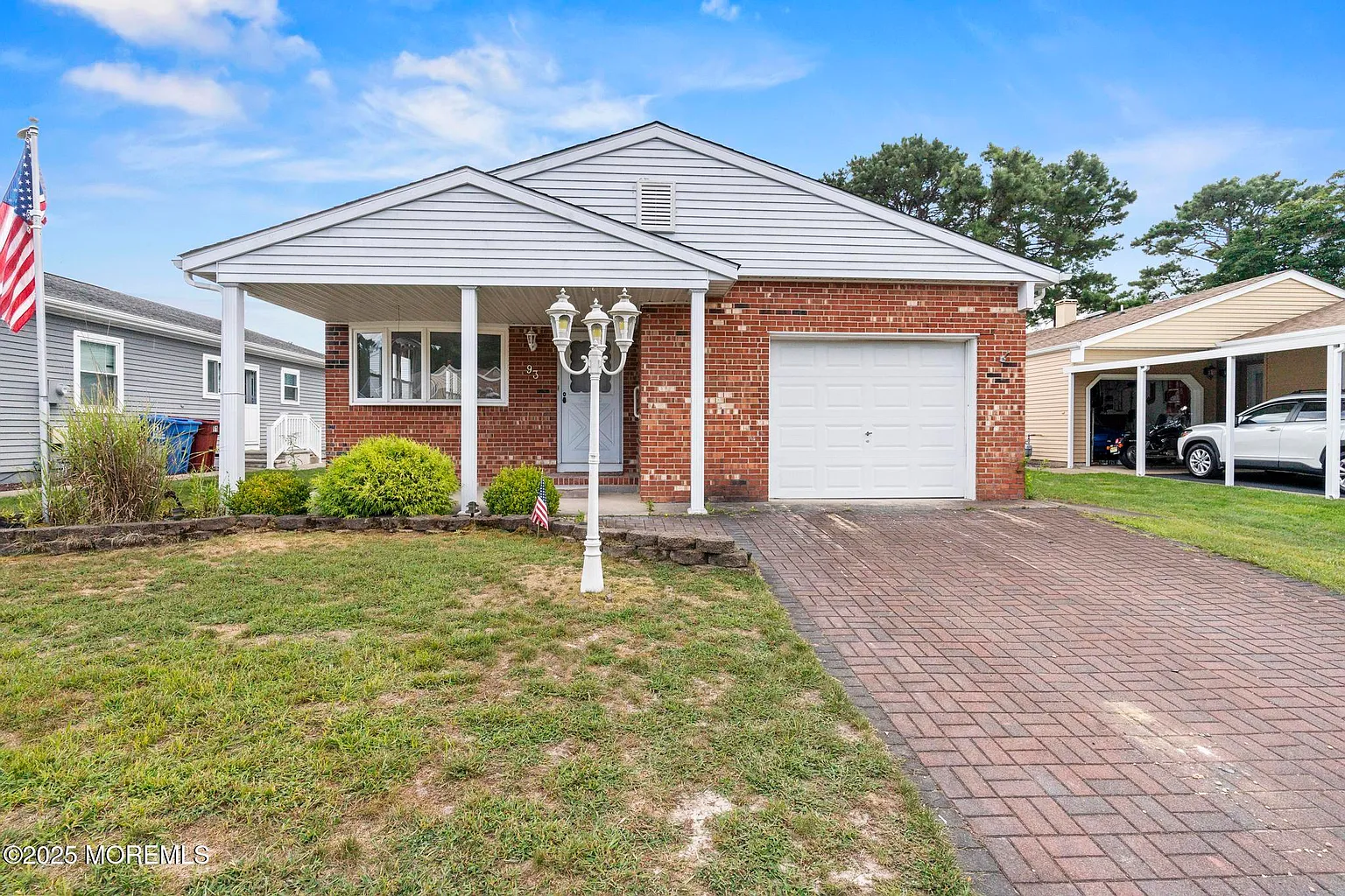 93 Paradise Boulevard photo 1