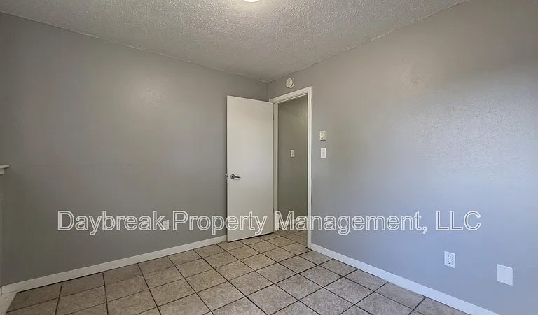 717 30th St N #6 — Photo 9