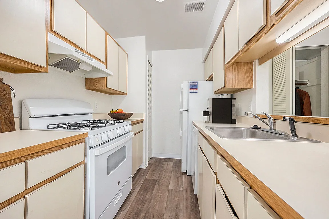 Hampton Lakes Apartments — Photo 2