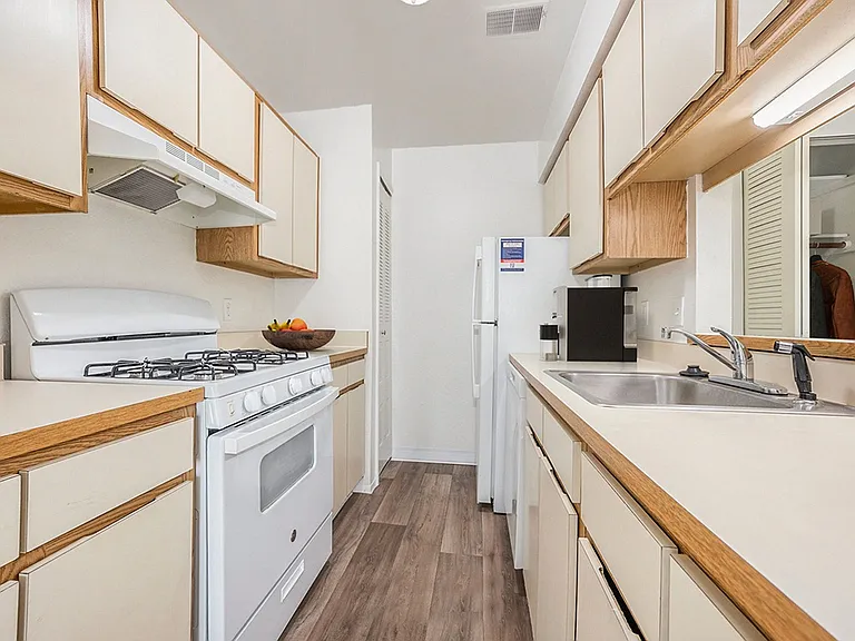 Hampton Lakes Apartments — Photo 2