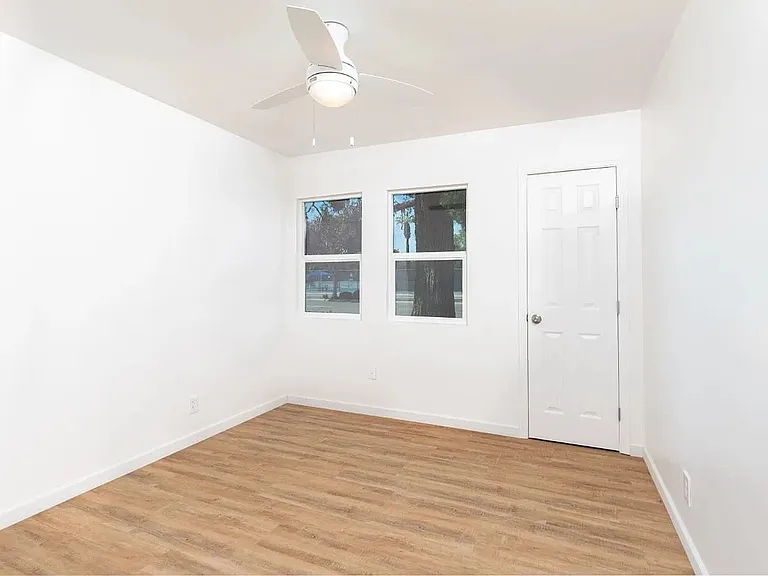 2907 Truxtun Ave — Photo 9