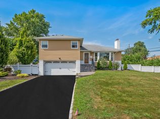 83 Hampton Blvd, Massapequa, NY 11758