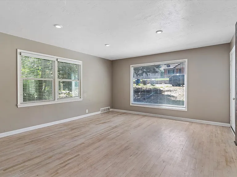 15 E Sylvia Dr — Photo 3