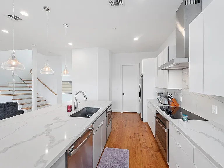 2239 N Macgregor Way — Photo 11