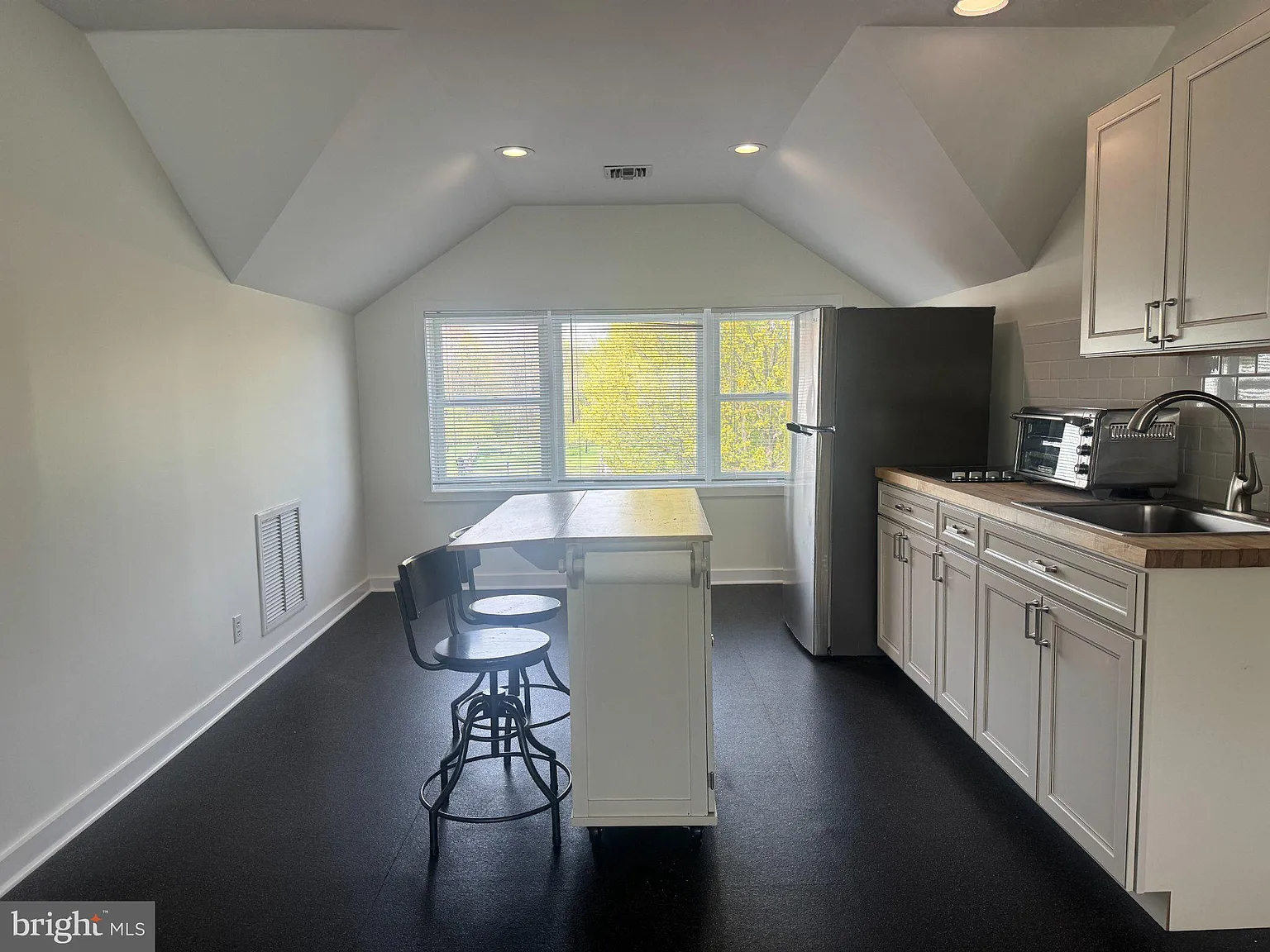 2 bed, 1.0 bath, 700 sqft, $1,600 — Photo 4