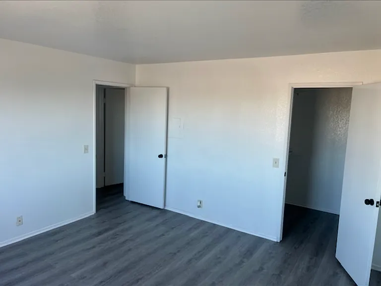 513 W Queen St #7 — Photo 6